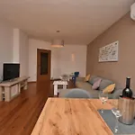 Apartment Honey Bee *